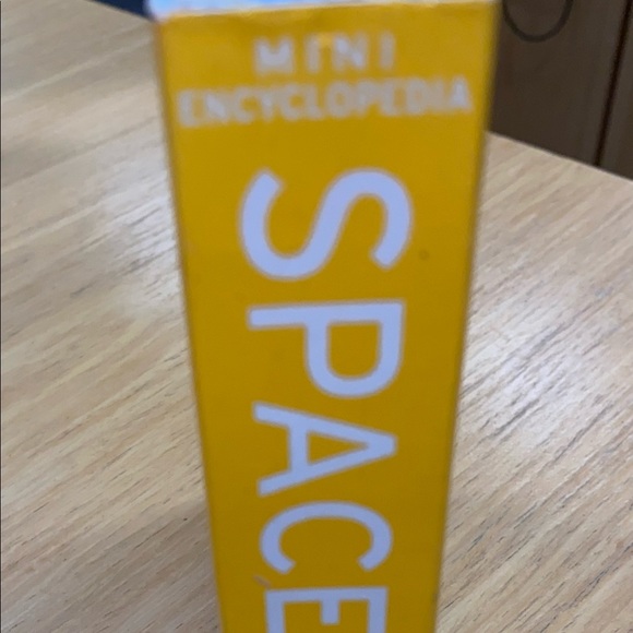 Space: Mini Encyclopedia by Miles Kelly - Picture 6 of 7